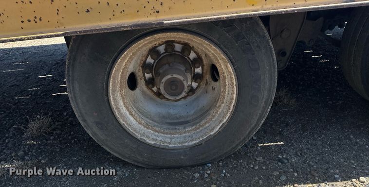 image for item DT7142 1996 Dakota D20T28 flatbed trailer