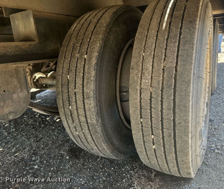 image for item DT7142 1996 Dakota D20T28 flatbed trailer