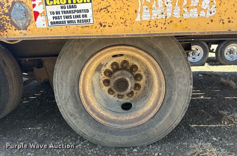 image for item DT7142 1996 Dakota D20T28 flatbed trailer