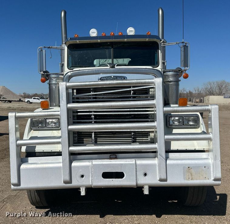 image for item DT7145 2009 Freightliner semi truck