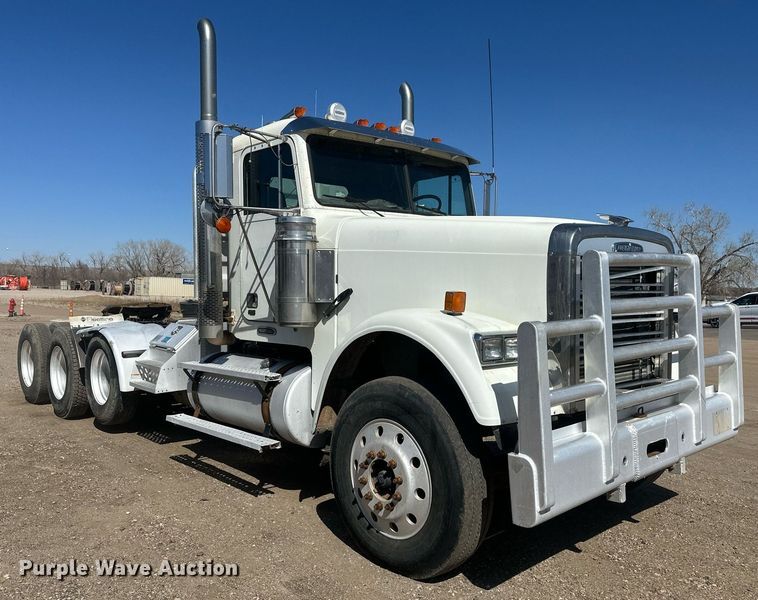 image for item DT7145 2009 Freightliner semi truck