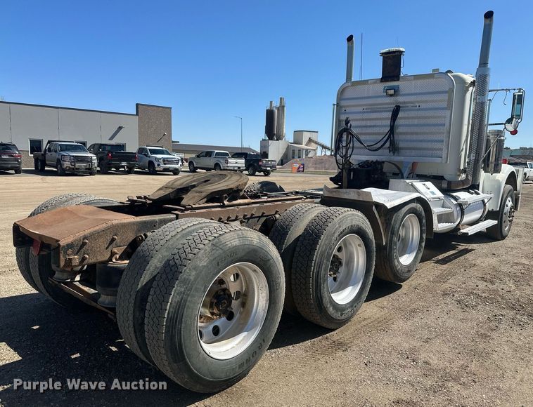 image for item DT7145 2009 Freightliner semi truck