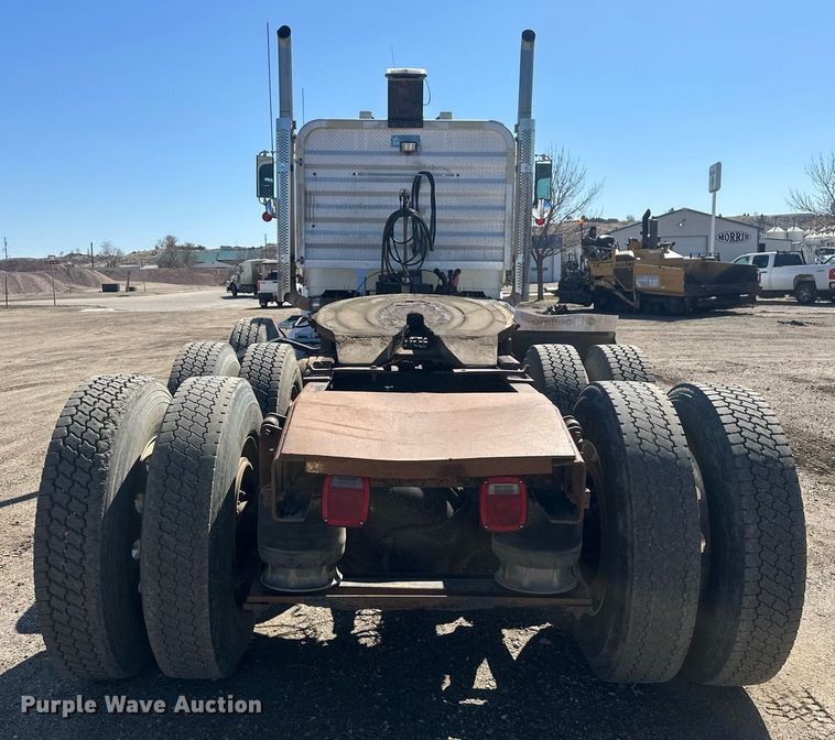 image for item DT7145 2009 Freightliner semi truck