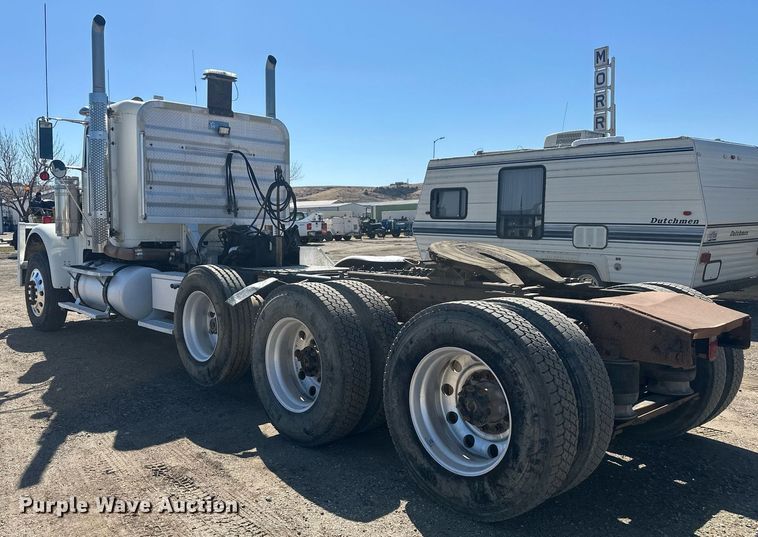 image for item DT7145 2009 Freightliner semi truck