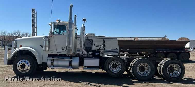 image for item DT7145 2009 Freightliner semi truck