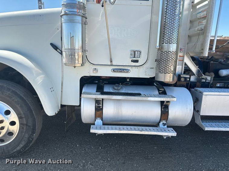 image for item DT7145 2009 Freightliner semi truck