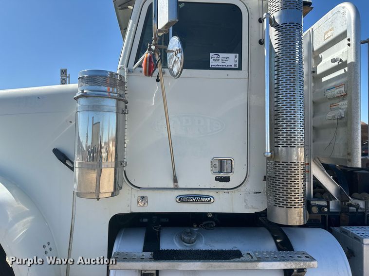 image for item DT7145 2009 Freightliner semi truck