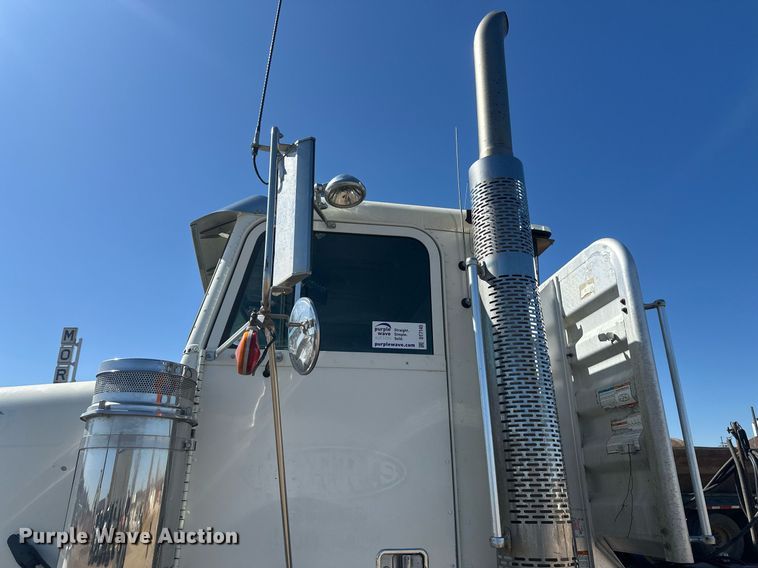 image for item DT7145 2009 Freightliner semi truck