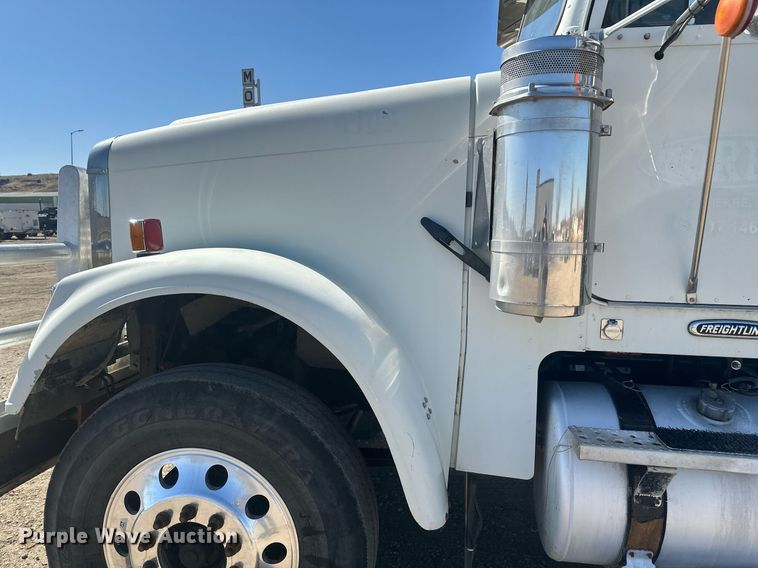 image for item DT7145 2009 Freightliner semi truck