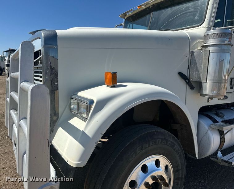 image for item DT7145 2009 Freightliner semi truck