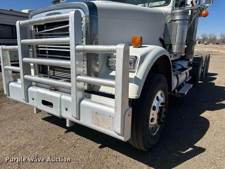 image for item DT7145 2009 Freightliner semi truck