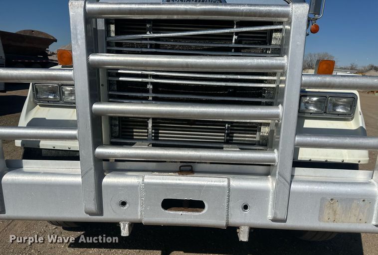 image for item DT7145 2009 Freightliner semi truck