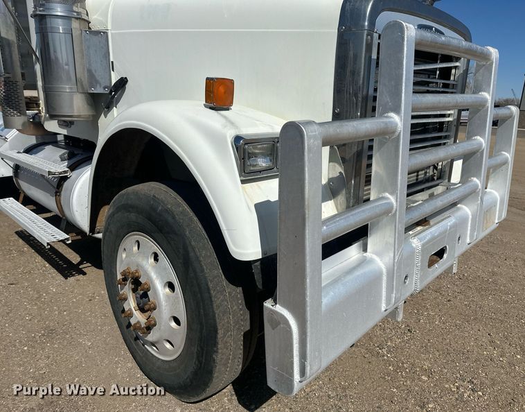 image for item DT7145 2009 Freightliner semi truck