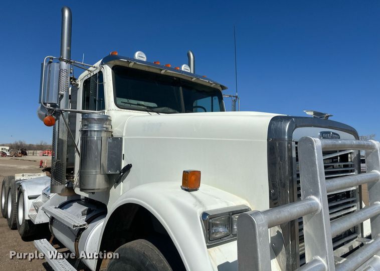 image for item DT7145 2009 Freightliner semi truck