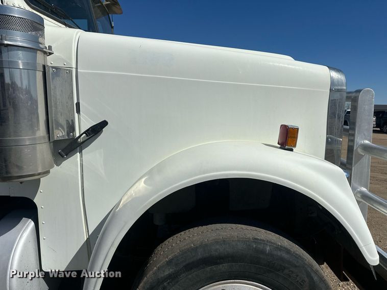 image for item DT7145 2009 Freightliner semi truck