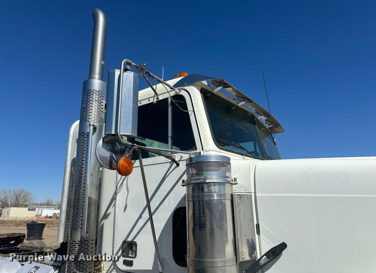 image for item DT7145 2009 Freightliner semi truck