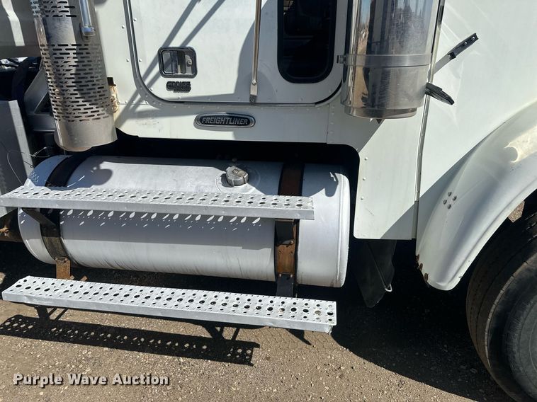 image for item DT7145 2009 Freightliner semi truck