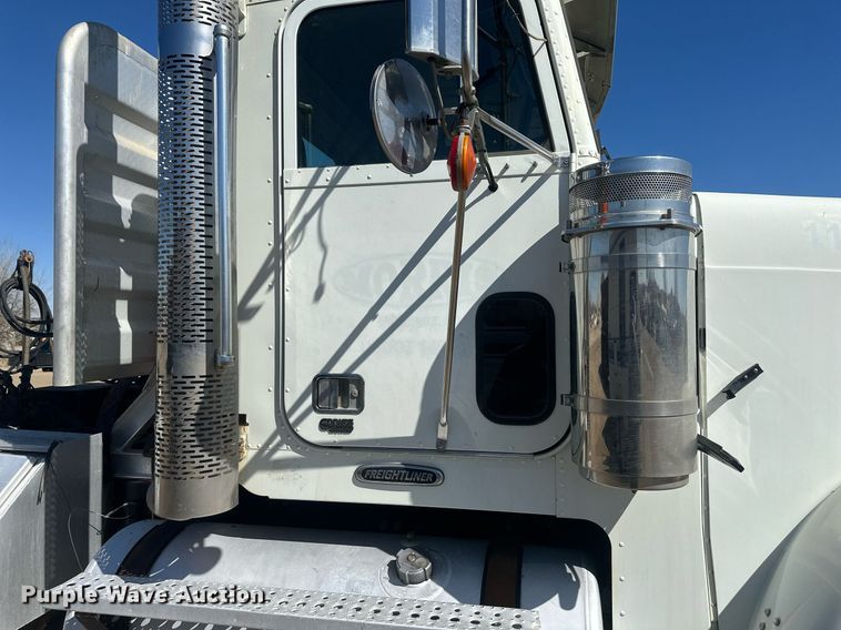 image for item DT7145 2009 Freightliner semi truck