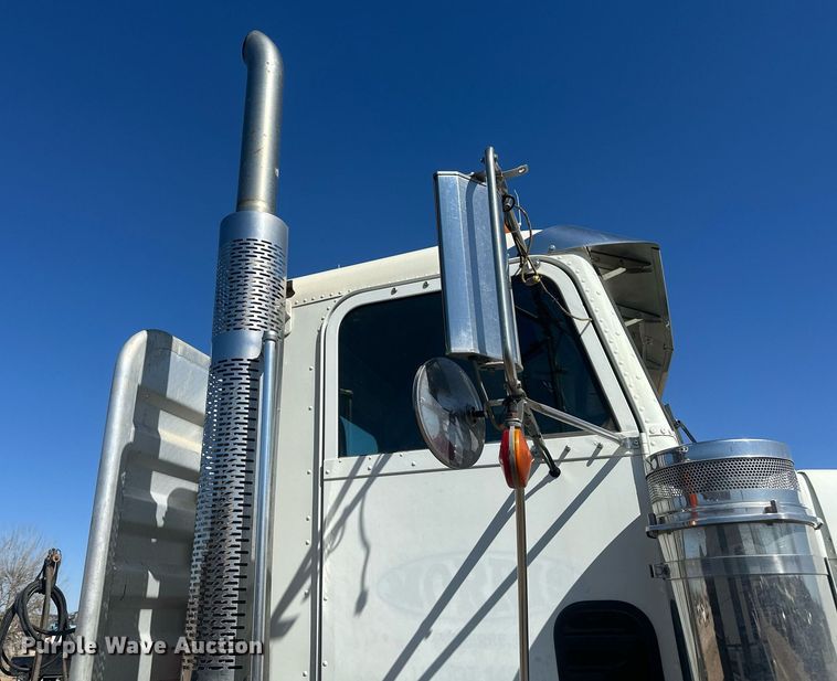 image for item DT7145 2009 Freightliner semi truck