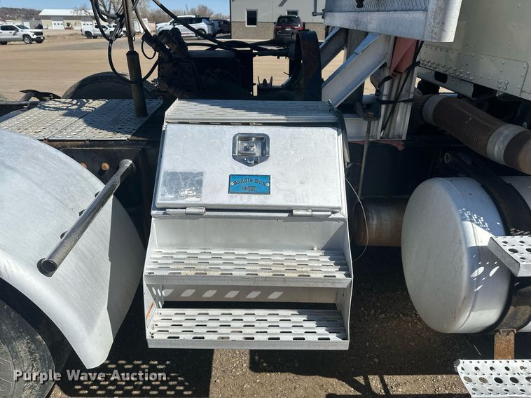 image for item DT7145 2009 Freightliner semi truck