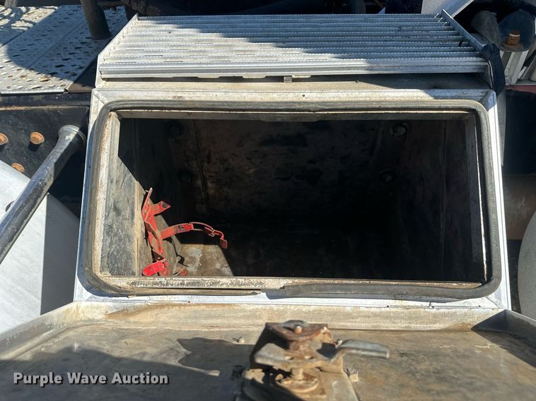 image for item DT7145 2009 Freightliner semi truck