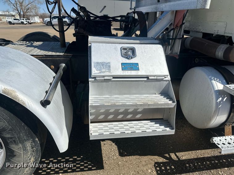 image for item DT7145 2009 Freightliner semi truck