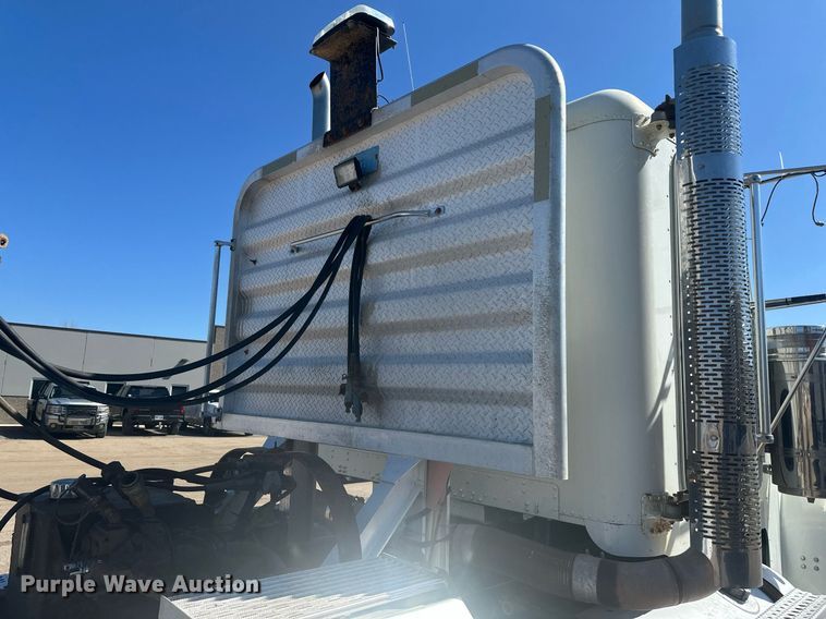 image for item DT7145 2009 Freightliner semi truck