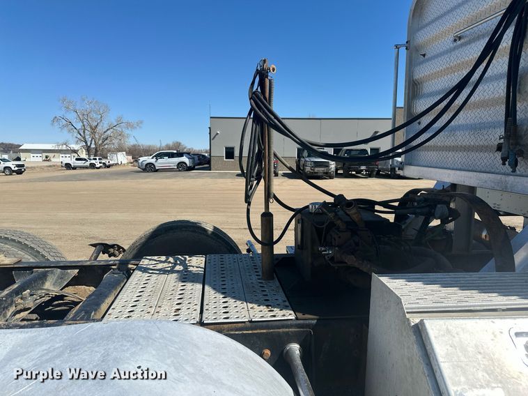 image for item DT7145 2009 Freightliner semi truck