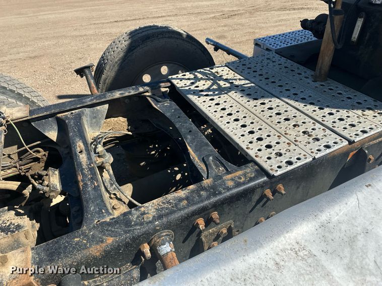 image for item DT7145 2009 Freightliner semi truck