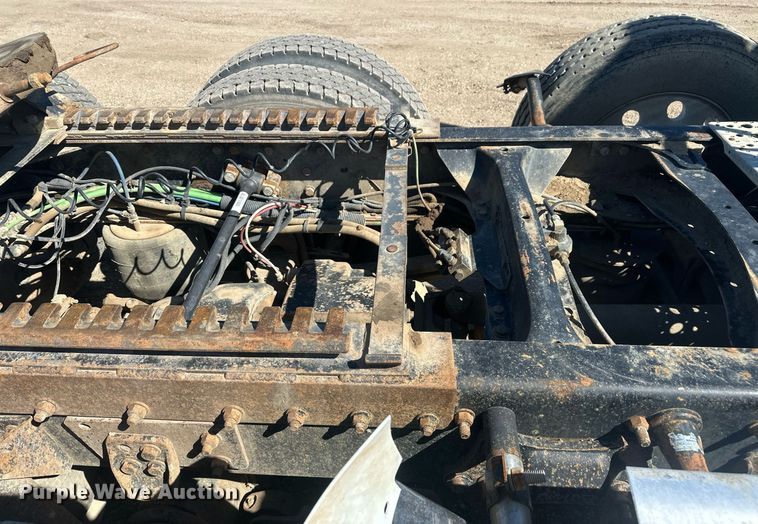 image for item DT7145 2009 Freightliner semi truck