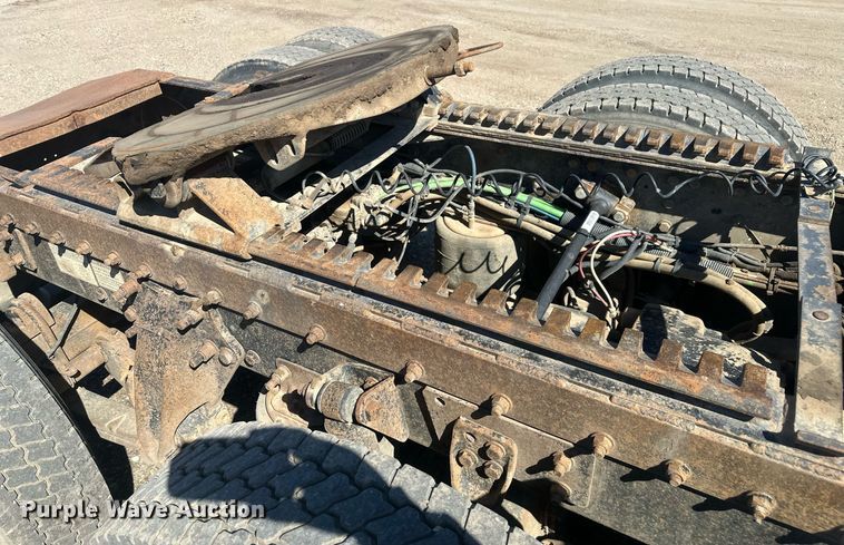 image for item DT7145 2009 Freightliner semi truck