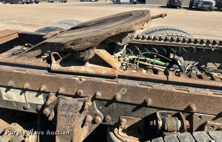 image for item DT7145 2009 Freightliner semi truck