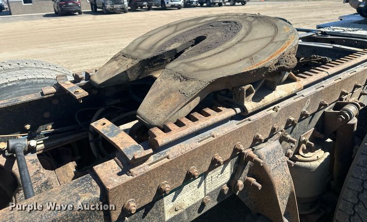 image for item DT7145 2009 Freightliner semi truck