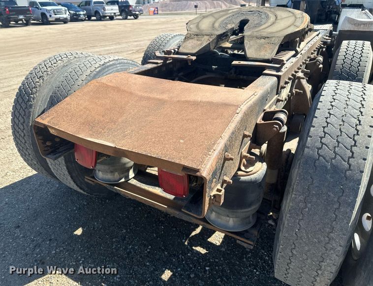 image for item DT7145 2009 Freightliner semi truck