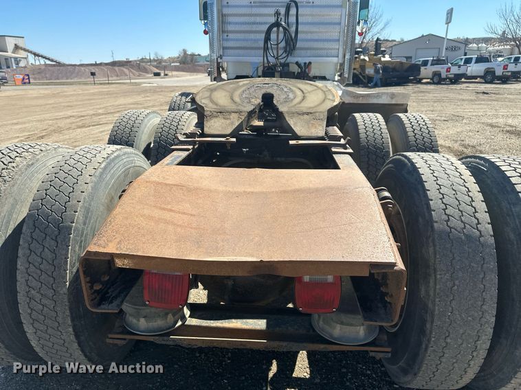 image for item DT7145 2009 Freightliner semi truck