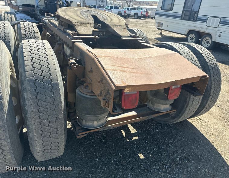 image for item DT7145 2009 Freightliner semi truck