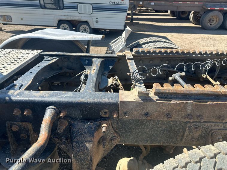 image for item DT7145 2009 Freightliner semi truck