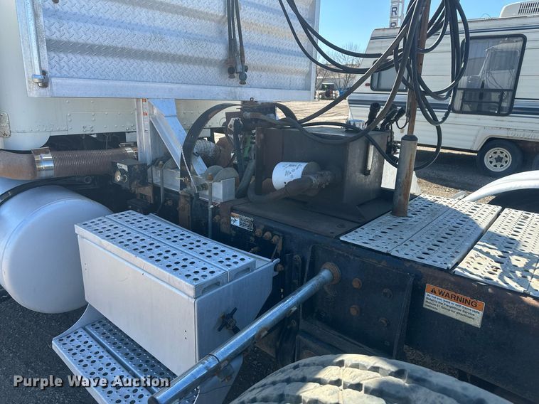 image for item DT7145 2009 Freightliner semi truck