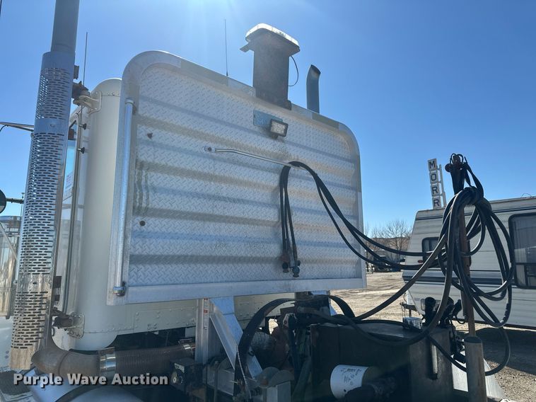 image for item DT7145 2009 Freightliner semi truck