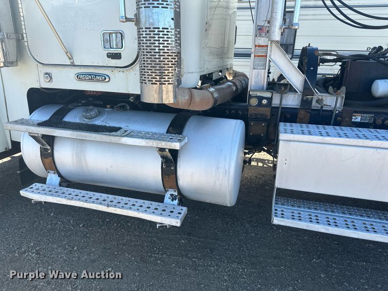 image for item DT7145 2009 Freightliner semi truck