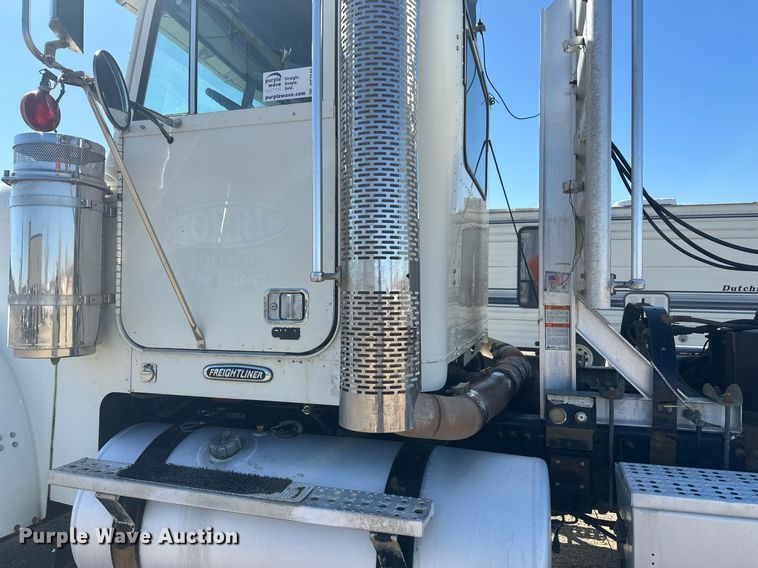 image for item DT7145 2009 Freightliner semi truck