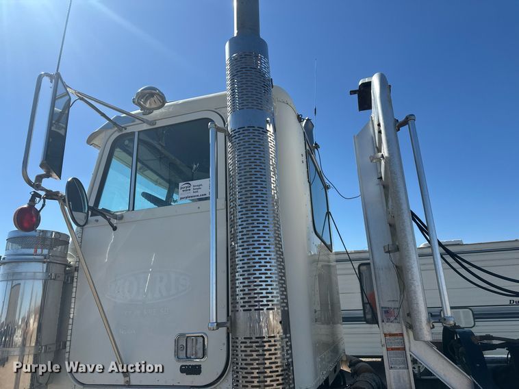 image for item DT7145 2009 Freightliner semi truck