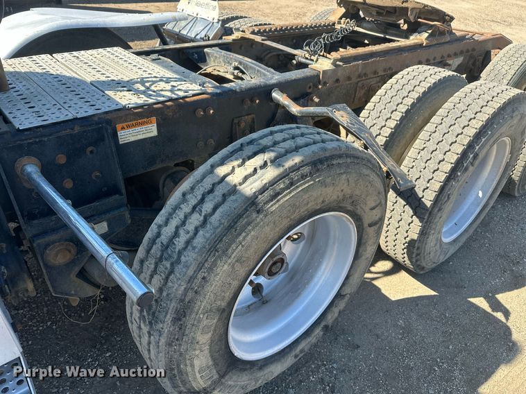 image for item DT7145 2009 Freightliner semi truck