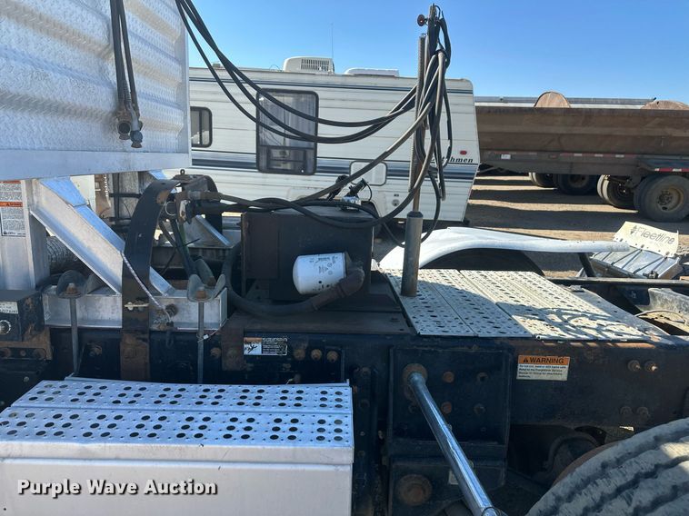 image for item DT7145 2009 Freightliner semi truck