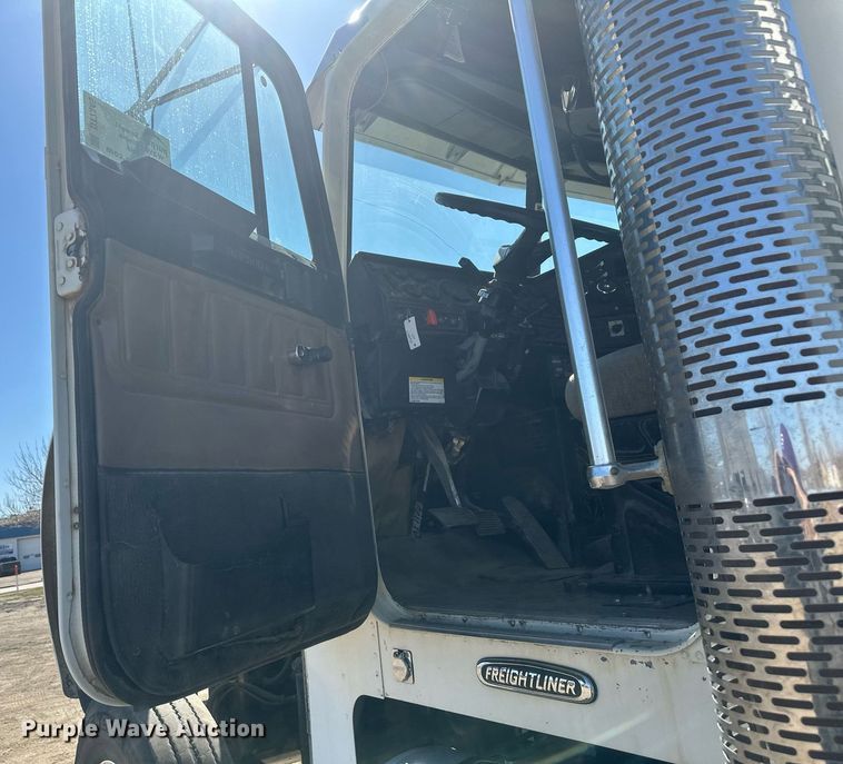 image for item DT7145 2009 Freightliner semi truck