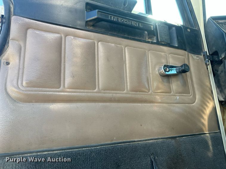 image for item DT7145 2009 Freightliner semi truck