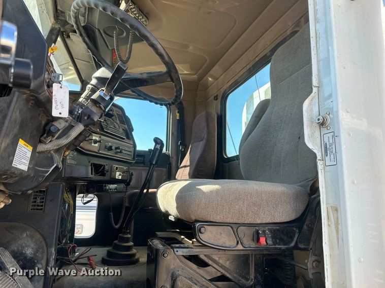 image for item DT7145 2009 Freightliner semi truck