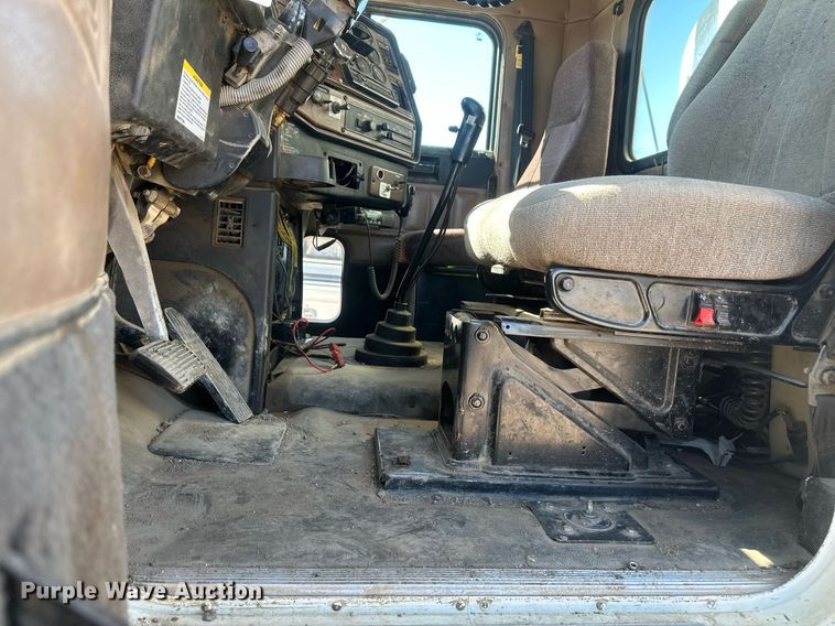 image for item DT7145 2009 Freightliner semi truck