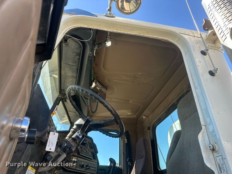 image for item DT7145 2009 Freightliner semi truck