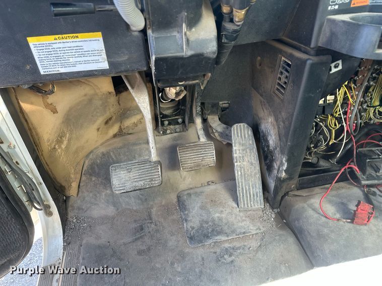 image for item DT7145 2009 Freightliner semi truck